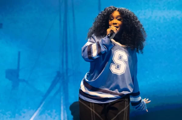 SZA performing during The SOS North American Tour in Rogers Arena (Getty Images)