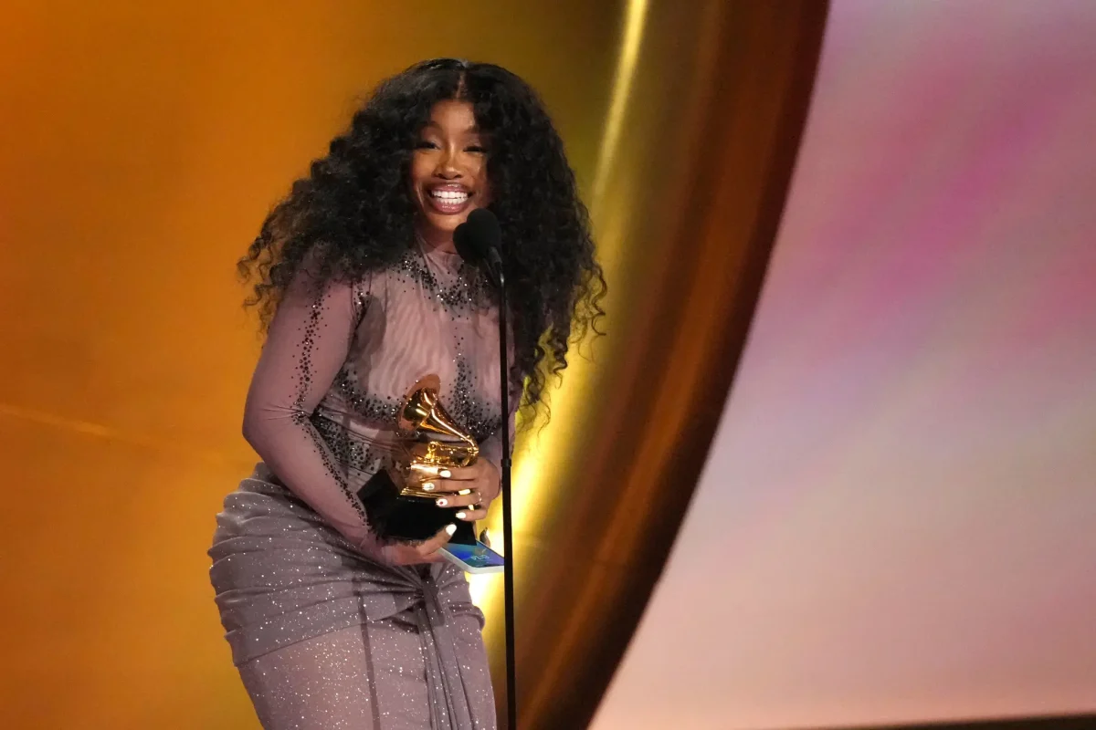SZA+was+nominated+for+9+awards%2C+and+she+won+3.+This+is+a+photo+of+SZA+accepting+one+of+her+awards.