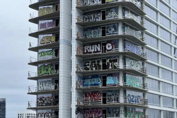 Photo of the graffitied skyscraper in LA.
